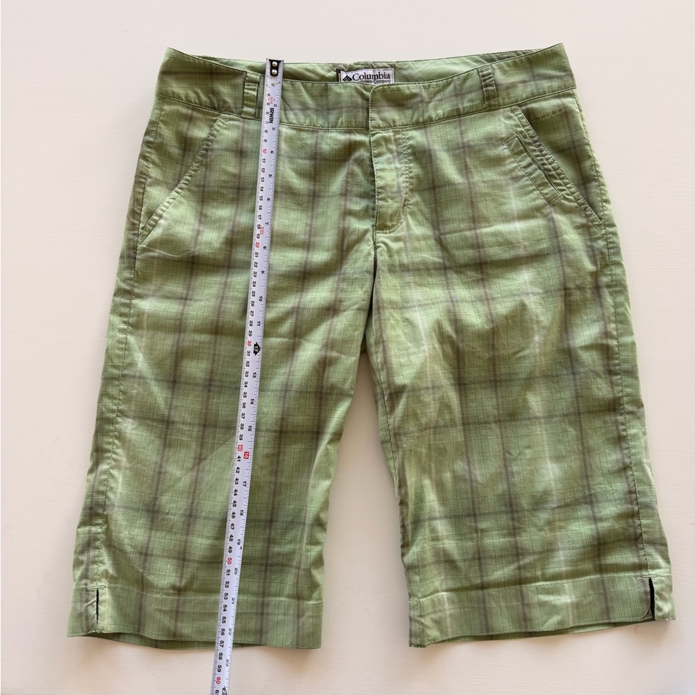 Columbia Light Green Plaid Flat Front Shorts size 10